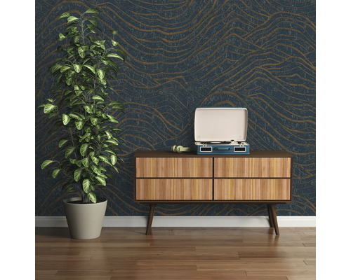 Wohnraum mit gemusterter Tapete, Kommode, Zimmerpflanze und Plattenspieler