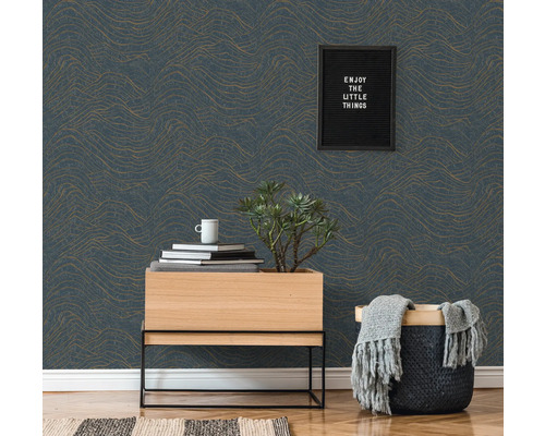 Wohnraum mit gemusterter Tapete, Nachttisch, Topfpflanze und Dekoration