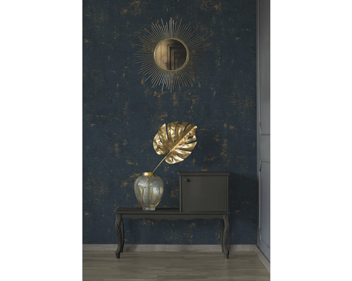 Scène décorative avec miroir, feuille de Monstera et console devant un mur à motifs