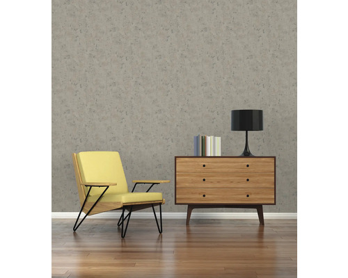 Séjour avec fauteuil, commode et papier peint à motifs