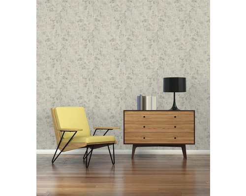 Salon avec fauteuil, commode, lampe de table et papier peint