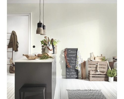 Cuisine claire avec îlot de cuisine, éléments en bois et tableau noir