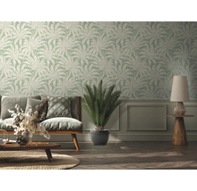 Wohnzimmer mit Sofa, Tischlampe und Tapete mit Pflanzenmuster