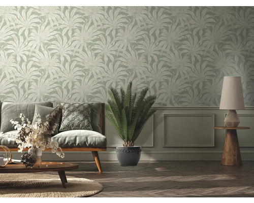 Wohnzimmer mit Sofa, Tischlampe und Tapete mit Pflanzenmuster