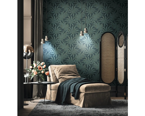 Dekorativer Wohnbereich mit Liege, Raumteiler und gemusterter Tapete