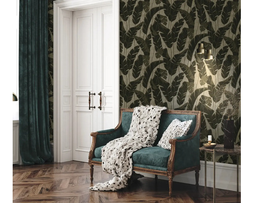 Pièce décorative avec un canapé, une table et un papier peint à motifs.