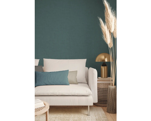 Helle Inneneinrichtung mit Sofa, Kissen, Tischlampe und Dekoration