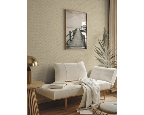 Wohnzimmer mit gemusterter Tapete, Sofa und Dekorationen für eine helle und einladende Atmosphäre.