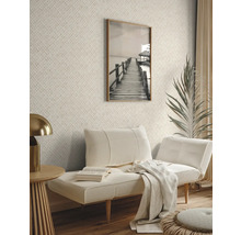 Wohnzimmer mit strukturierter Tapete, Sofa und Dekoration