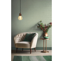 Wohnzimmer mit Sessel, Beistelltisch, Lampe und gemusterter Tapete