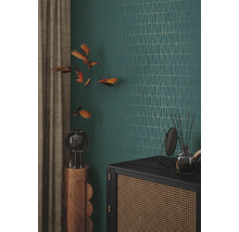 Dekoratives Interieur mit geometrischer Tapete, Kommode, Spiegel und Blumenvase