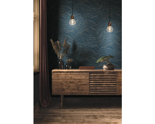 Wohnzimmer mit gemusterter Tapete, Holzkommode und dekorativen Elementen