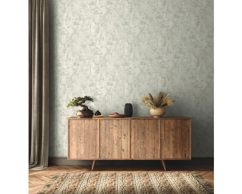 Salon avec papier peint à motifs, commode en bois et décorations