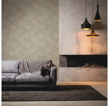 Wohnzimmer mit Sofa, gemusterter Tapete und Kamin