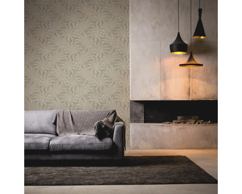 Wohnzimmer mit Sofa, gemusterter Tapete und Kamin