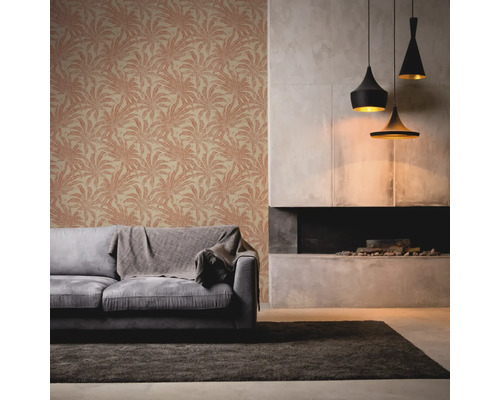 Salon avec papier peint à motifs, canapé, tapis et cheminée