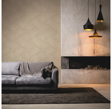 Wohnzimmer mit gemusterter Tapete, Sofa, Kamin und Hängelampen