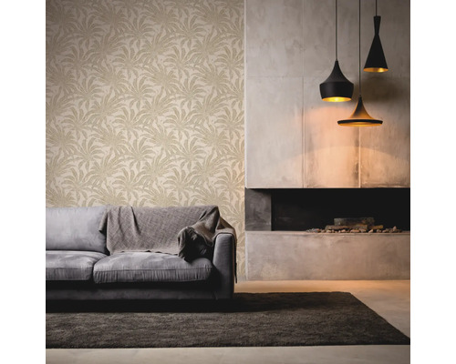 Salon avec canapé, tapis, papier peint à motif végétal et cheminée