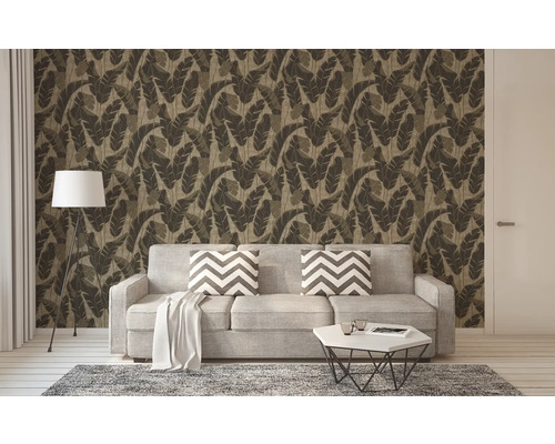 Salon avec canapé et papier peint à motif de feuilles