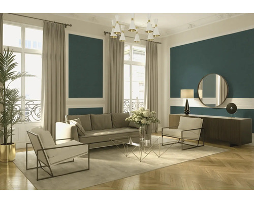 Wohnzimmer mit Sofa, Sesseln und Dekoration