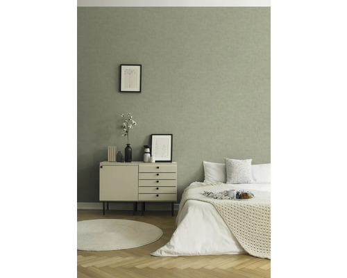 Schlafzimmer mit gemusterter Tapete, Kommode und Bett