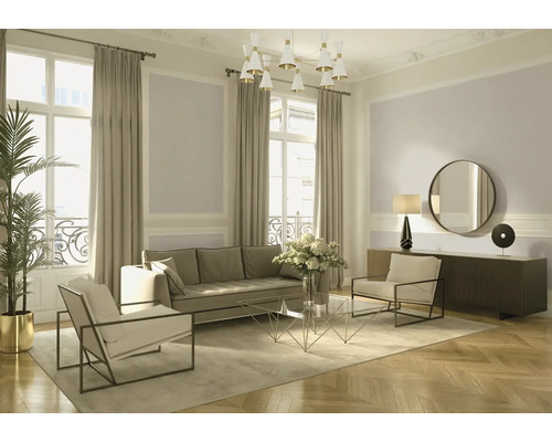 Wohnzimmer mit Sofa, Sesseln, Tisch, Teppich, Vorhängen, Leuchte und Dekoration