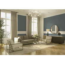Wohnzimmer mit Sofa, Sessel, Tisch, Kommode, Lampe, Spiegel, Zimmerpflanze, Vorhängen und Parkettboden in heller und organisierter Atmosphäre