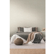 Schlafzimmer mit gemusterter Tapete, Bett und Teppich