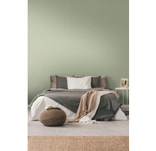Schlafzimmer mit Bett, Nachttisch und Teppich