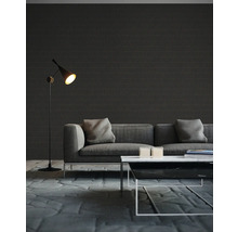 Wohnzimmer mit grauer Couch, Stehlampe und dunkler gemusterter Tapete
