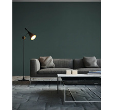 Modernes Wohnzimmer mit grauem Sofa, Couchtisch und Stehlampe