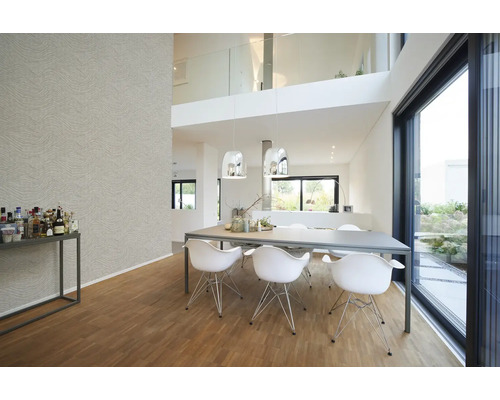 Salle à manger lumineuse avec table, chaises, suspensions et papier peint à motifs dans une maison moderne