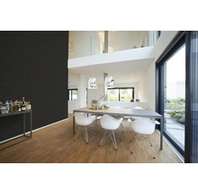 Modernes Esszimmer mit Esstisch, Stühlen und großer Fensterfront