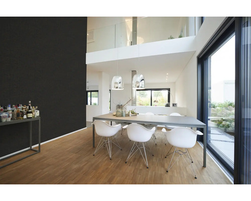 Salle à manger moderne avec table, chaises et grande baie vitrée