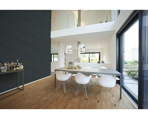 Moderner Essbereich mit Esstisch, Stühlen, grossen Fenstern und gemusterter Tapete