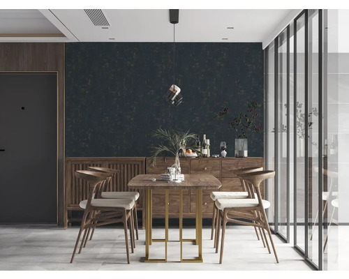 Salle à manger avec table en bois, chaises et buffet devant un papier peint foncé