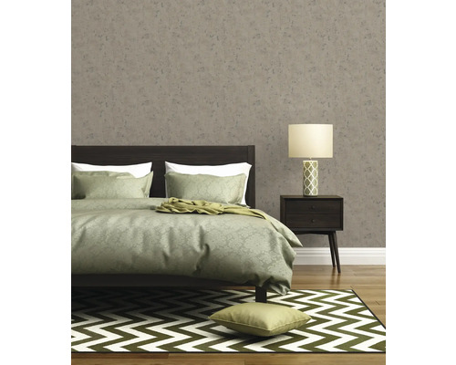 Chambre avec lit, lampe de chevet, tapis et papier peint à motifs