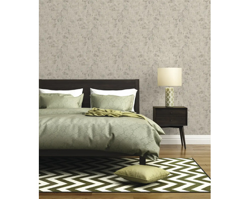 Chambre à coucher avec lit, table de chevet, lampe, tapis et papier peint texturé