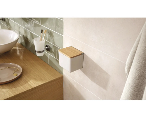 Scène de salle de bains avec lavabo, gobelet à brosse à dents et boîte à mouchoirs
