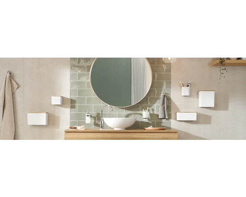 Salle de bains avec miroir, lavabo, robinet et accessoires de salle de bains