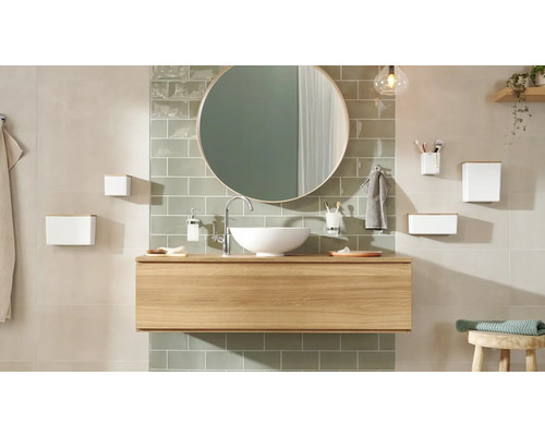 Salle de bain avec meuble-lavabo, miroir, boîtes de rangement, distributeur de savon et gobelet à brosse à dents