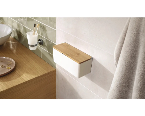 Vue d''une salle de bains avec un gobelet à brosse à dents et une boîte à mouchoirs cosmétiques avec couvercle en bambou