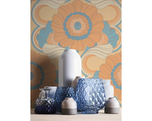 Verschiedene Vasen vor einer floralen Tapete