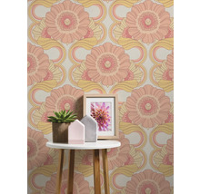 Zimmer mit Blumentapete im Retrolook, einem Tisch mit Dekoration