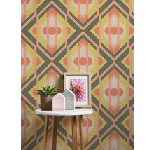 Dekorative Tapete mit geometrischen Formen im Retro-Stil an der Wand