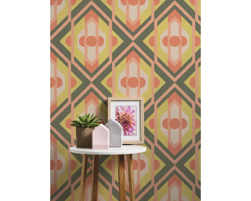 Dekorative Tapete mit geometrischen Formen im Retro-Stil an der Wand