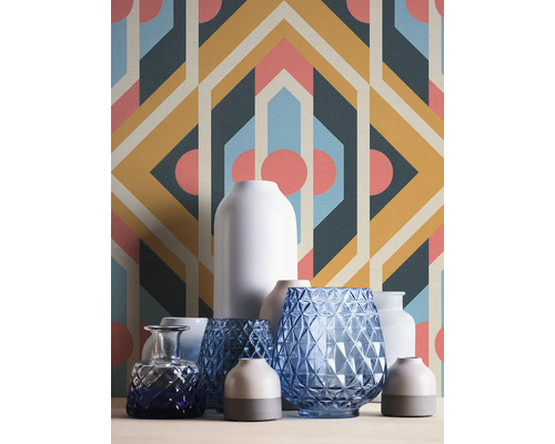 Verschiedene Vasen vor einer gemusterten Tapete