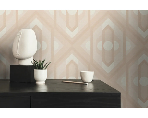 Décoration murale à motif graphique, décorations et table