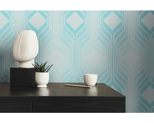 Zimmer mit geometrischer Tapete, Pflanze und Dekoration auf einem Tisch