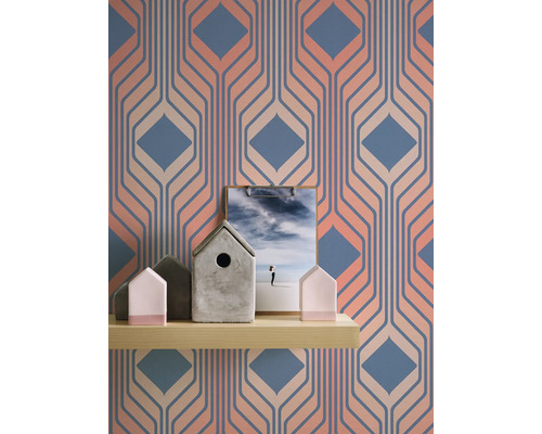 Vue d''une pièce avec papier peint à motifs, étagère en bois, décorations et image